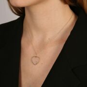 Collier médaillon coeur crystal Vue Portée